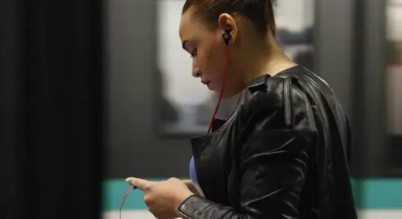 虚拟资料赚大钱，本质还是玩心理战。