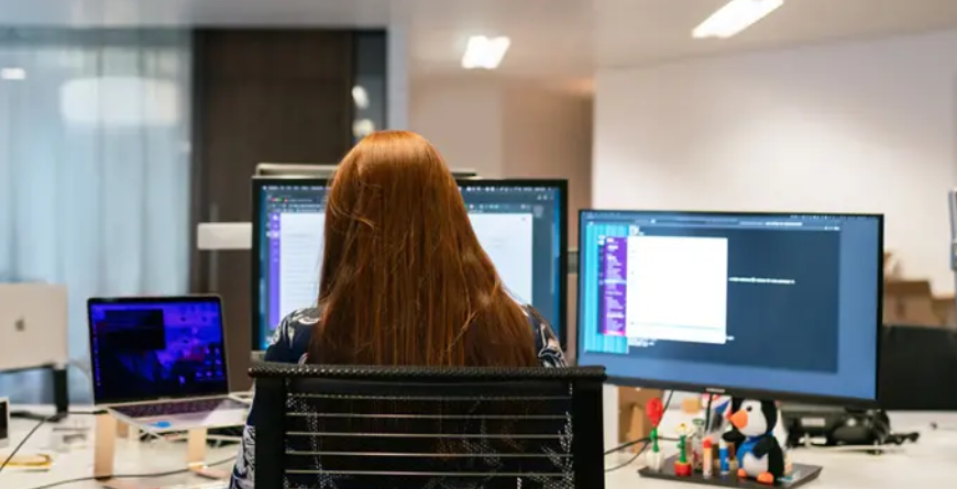 裸辞2年，月入10万，普通人还能在自媒体上赚钱？