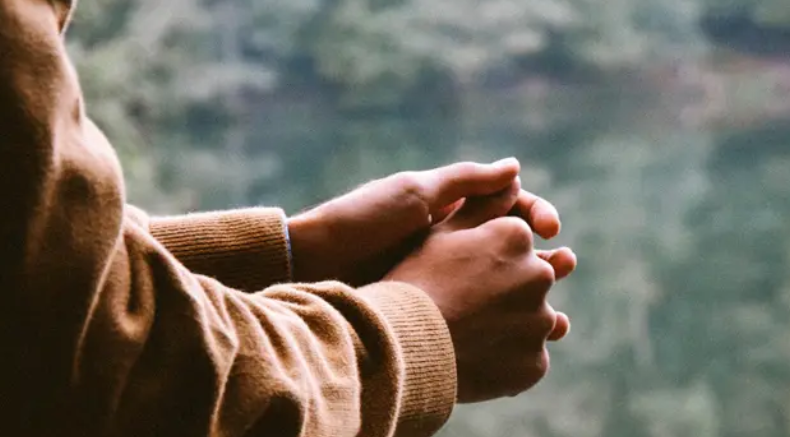 烟酒店的老板一天都在打游戏，他们怎么赚钱的？